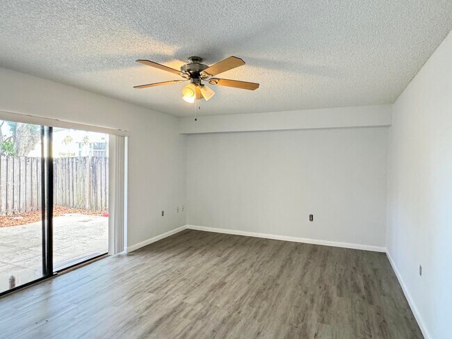 Foto del edificio - 563 Green Springs Pl