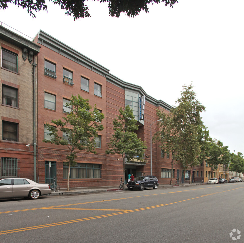 Foto del edificio - Courtland Hotel Apartments