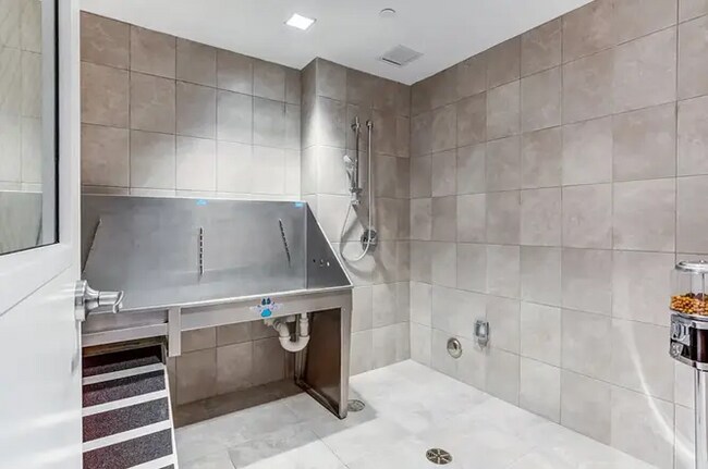 Foto del edificio - 75 Cowles Ln