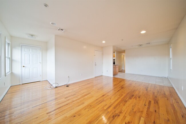 Building Photo - 82 Tuers Ave