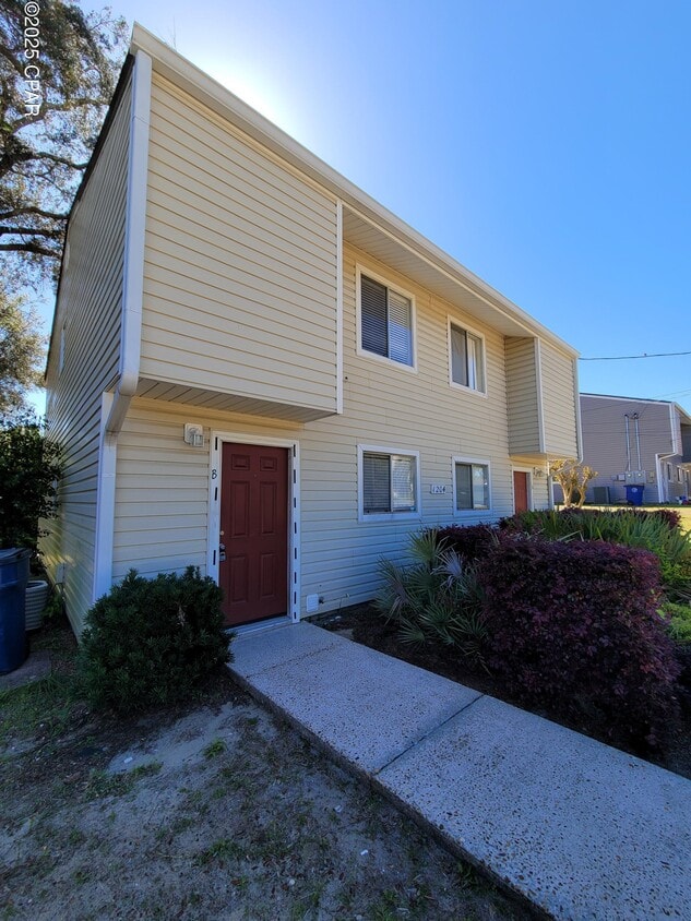 Primary Photo - 1204 Drake Ave