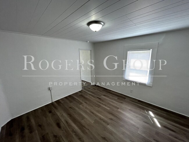 Building Photo - #450 - 424-426 Merriman St Duplex