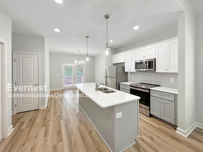 Building Photo - 212 Malvern Dr SW