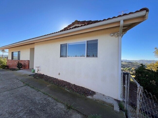 Building Photo - Spectacular Retro Home in a Rural Setting with Views and Space