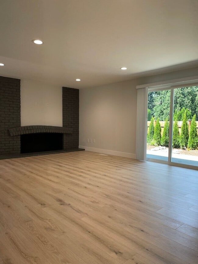Building Photo - 4 Bed 2.5 bath Tam o'Shanter remodeled ram...