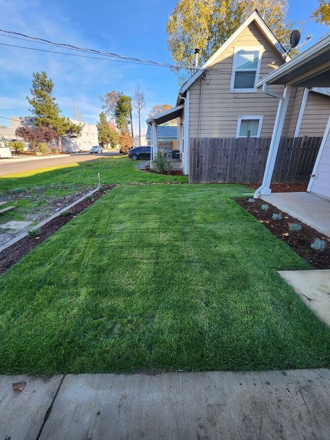 Building Photo - 6th Ave SE Duplex