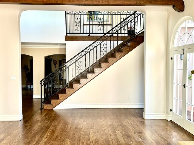 Building Photo - 466 S El Camino Dr