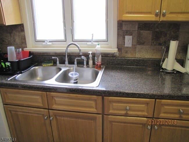 Foto del edificio - 298 Luddington Ave