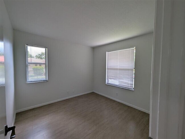 Foto del edificio - 21915 Lake Forest Cir