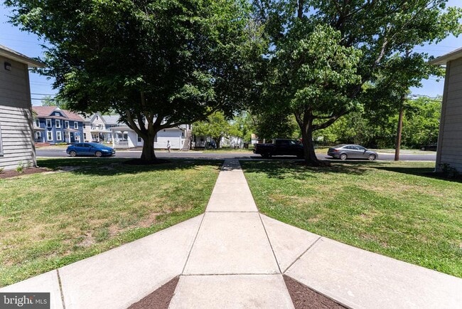 Building Photo - 802 Travers St