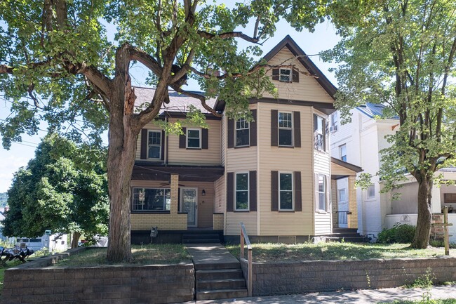 Building Photo - Spacious 4 Bedroom 2.5 Bath Home For Rent