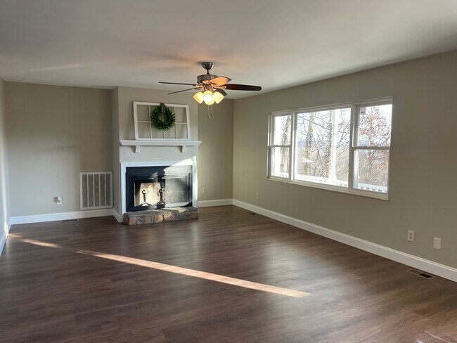 Foto del edificio - 6130 Grove Dr