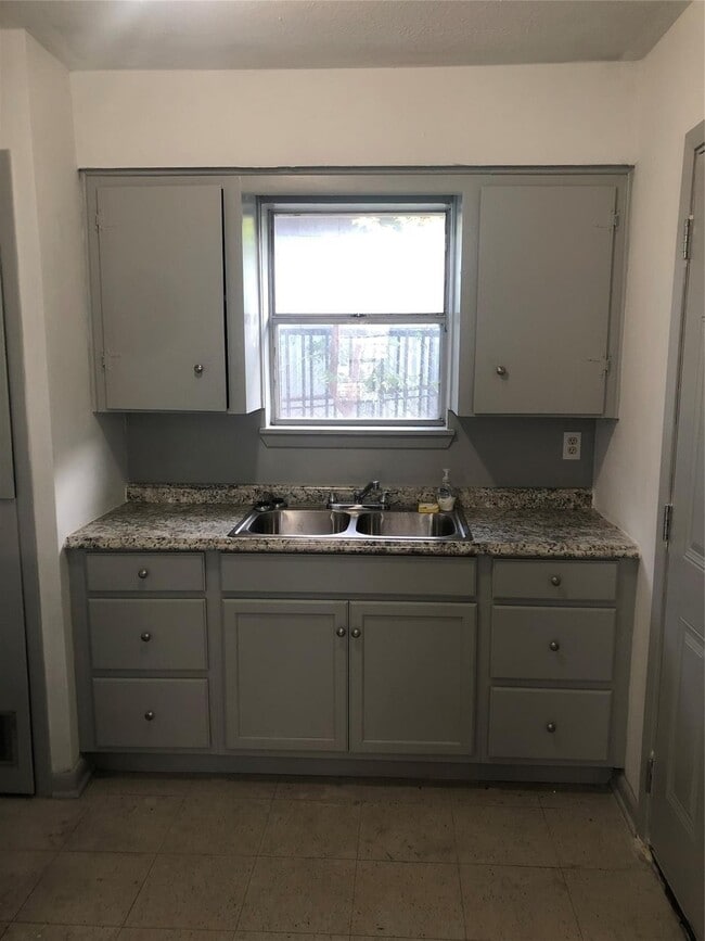 Building Photo - 404 James St