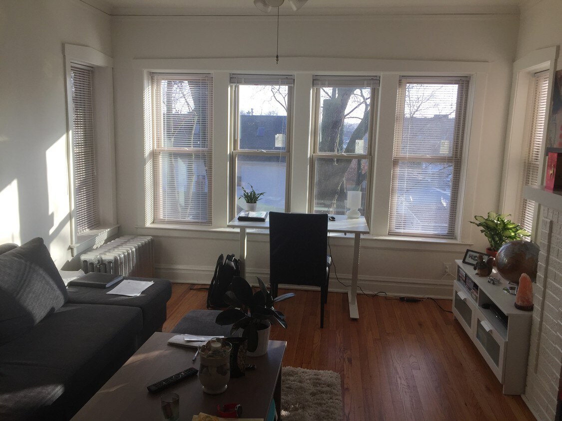 Living room - 4148 N Spaulding Ave