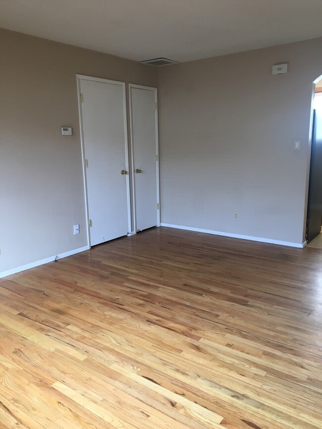 Building Photo - Close to Downtown