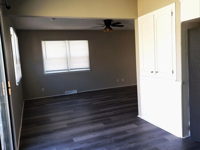 Foto del edificio - Beautiful Three Bedroom, One and a Half Bath