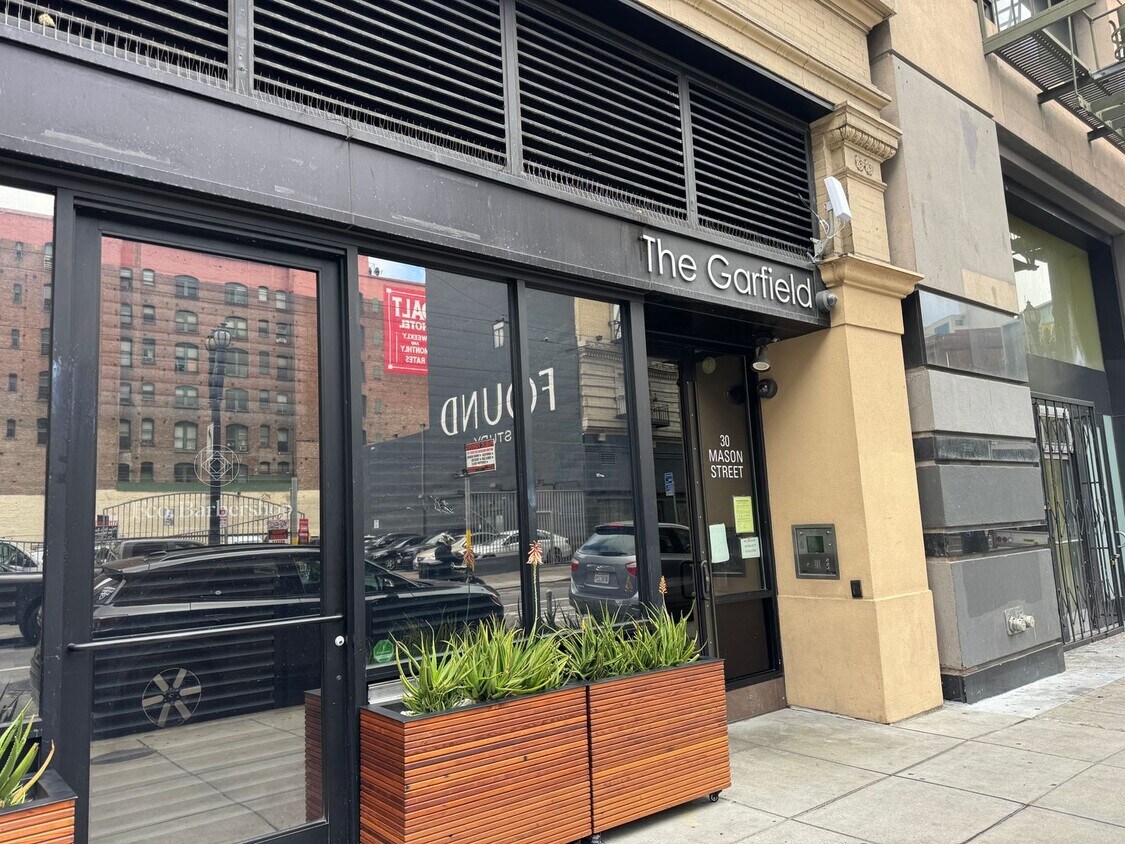 Foto principal - Modern 1-Bedroom Condo in the historic Gar...
