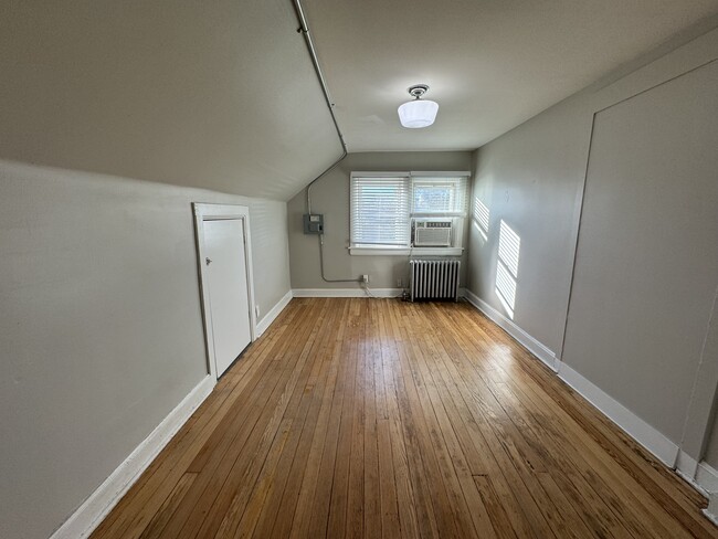 Building Photo - Top Floor studio in Cap Hill! Free laundry!