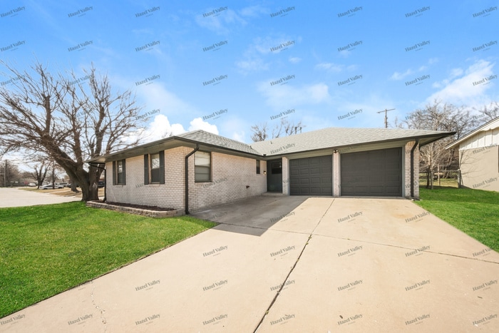 Photo - 5921 N College St (Warr Acres, OK)