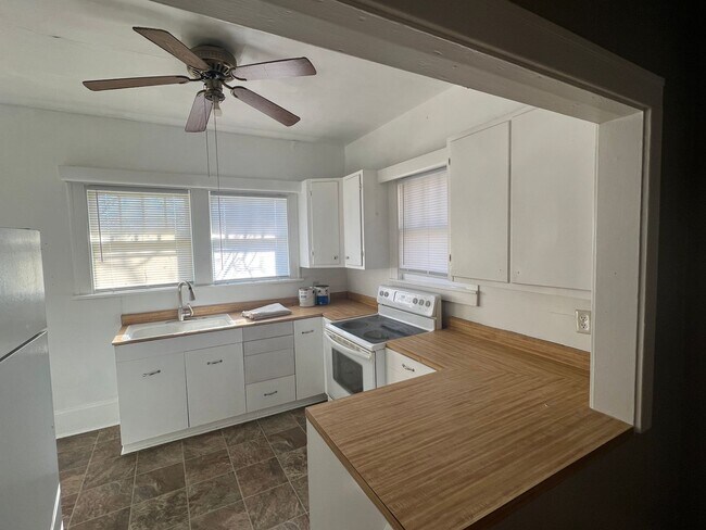 Foto del edificio - Classic Brick bungalow in the Heart of Bristol Virginia. Property has been freshly painted and is...
