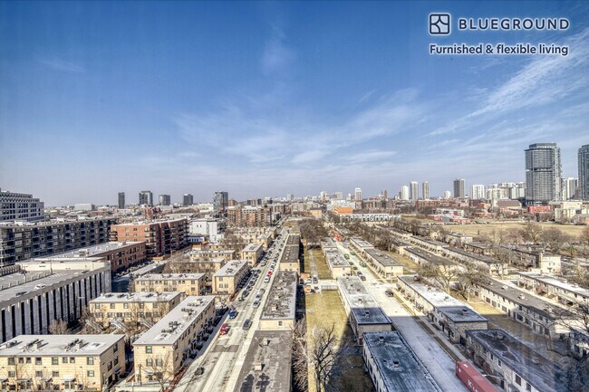 Building Photo - 460 W Chicago Ave