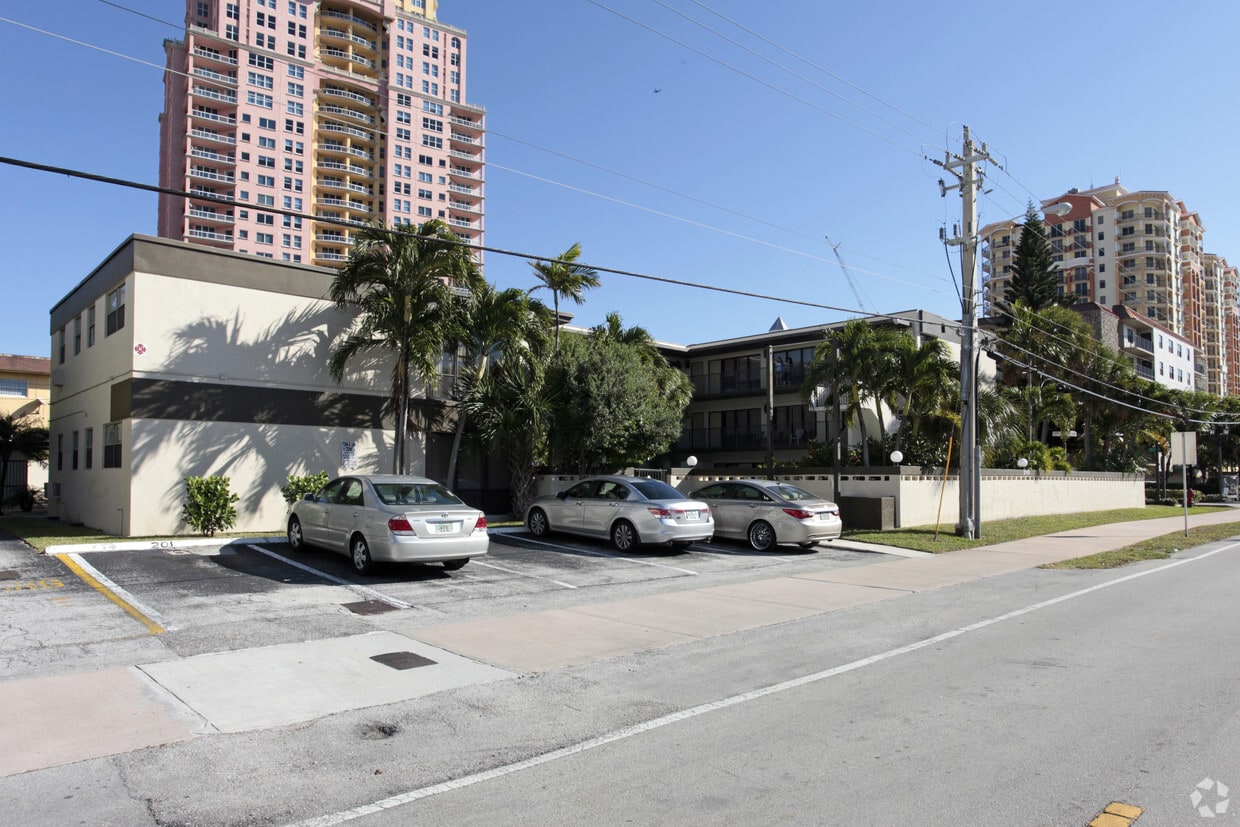 Primary Photo - Twenty-One Apartments