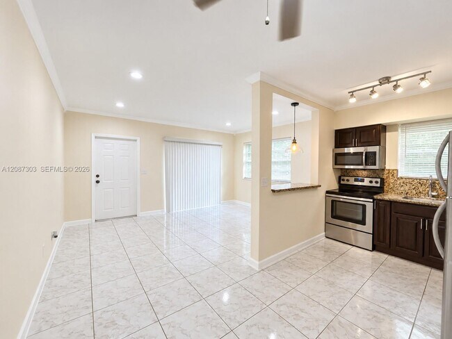 Foto del edificio - 521 NE 62nd St
