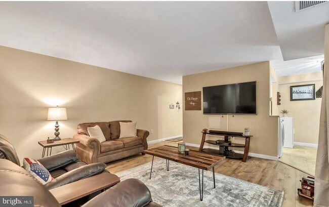Building Photo - 1543 Colonial Dr