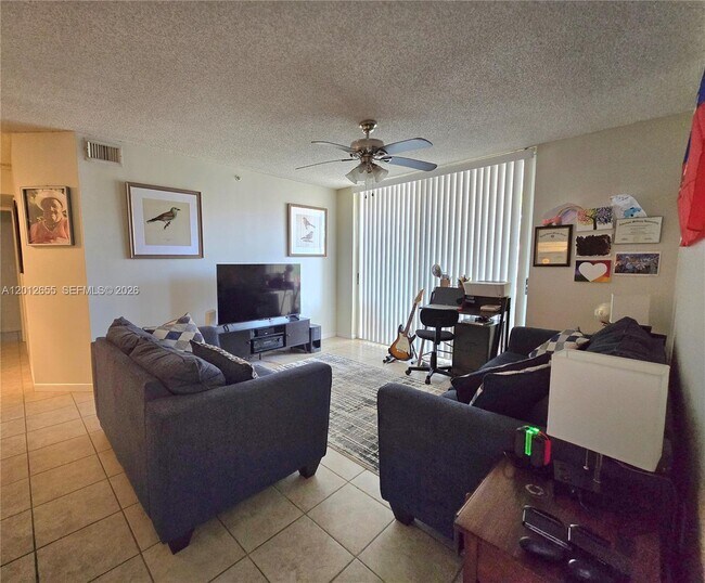 Foto del edificio - 1715 Village Blvd