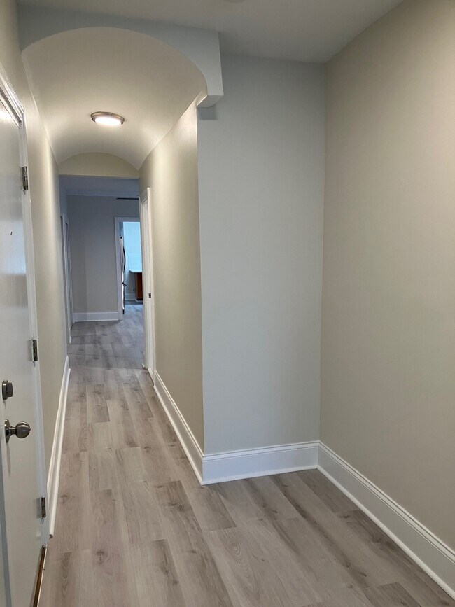 Entry & Hallway - 2856 W Shakespeare Ave