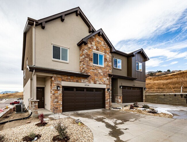 Foto del edificio - 3 Bedroom End Unit Luxury Townhome in Moun...