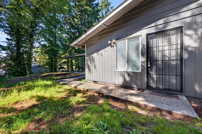 Building Photo - 8215 Luzader Ln SW