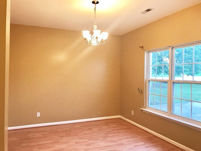 Foto del edificio - 100 Shelby Ct