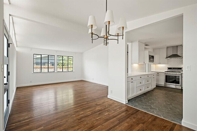 Building Photo - 1207 Ridgemont Dr