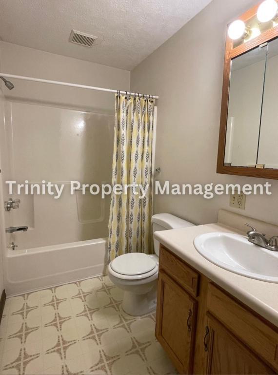 Building Photo - 1419 W Pike St