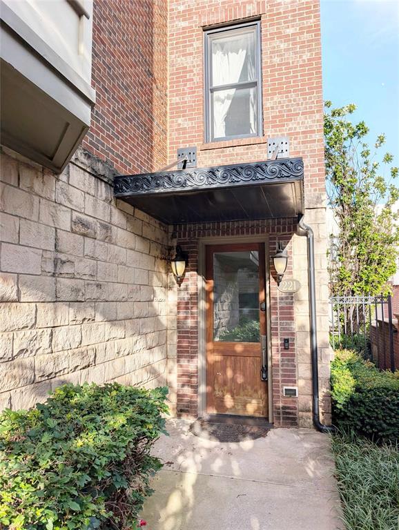 Building Photo - 221 N Geary Ave