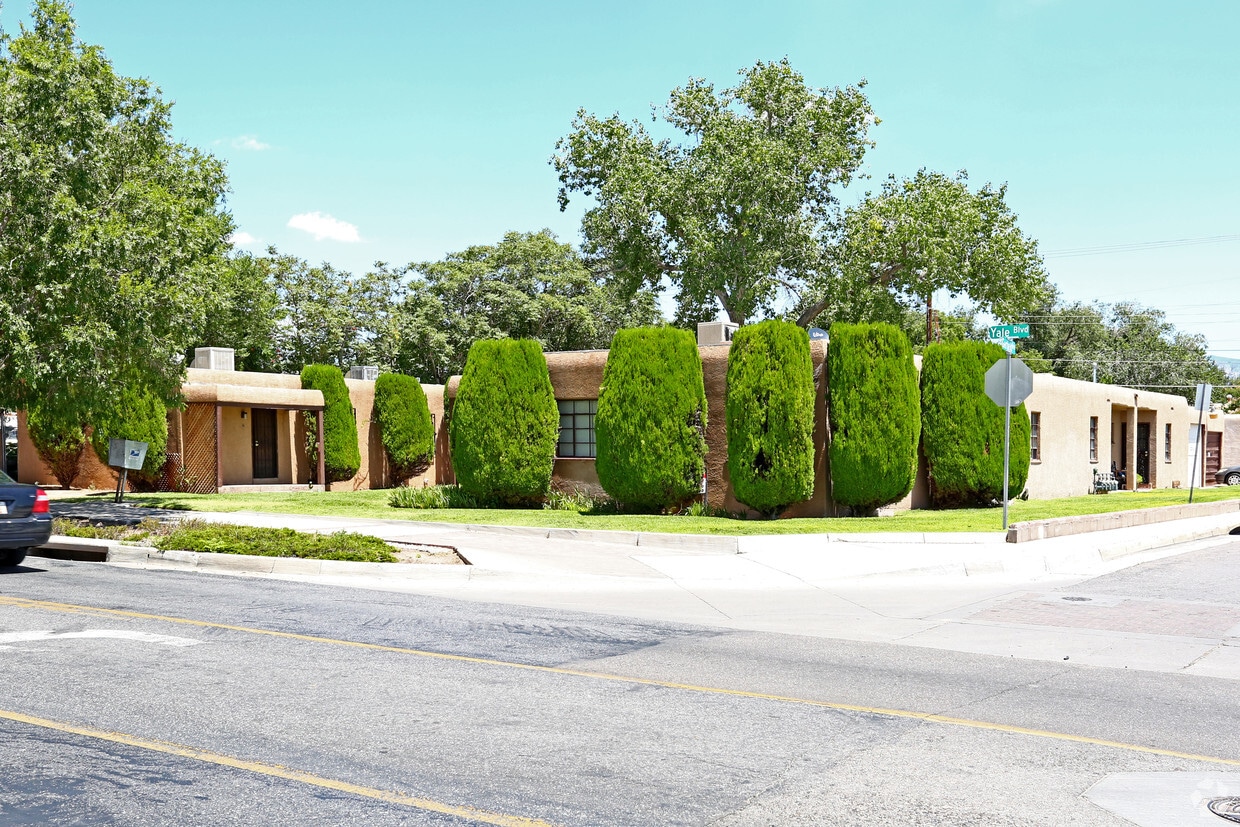 Primary Photo - 424 Yale Blvd SE
