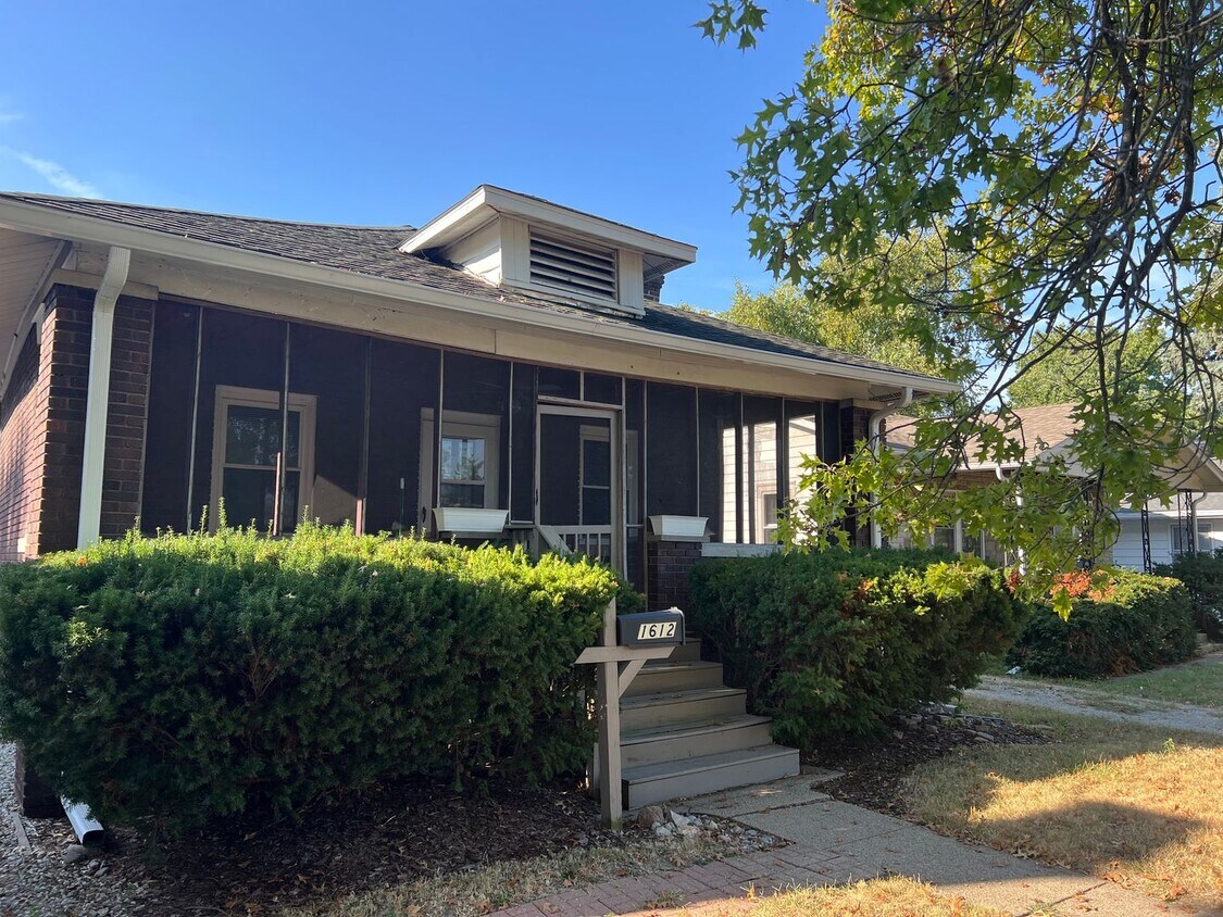 Foto principal - 2BEDROOM 1 BATH FULL BASEMENT CLOSE TO EVE...