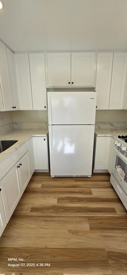 Building Photo - 2 bedroom 1.5 bath Apartment