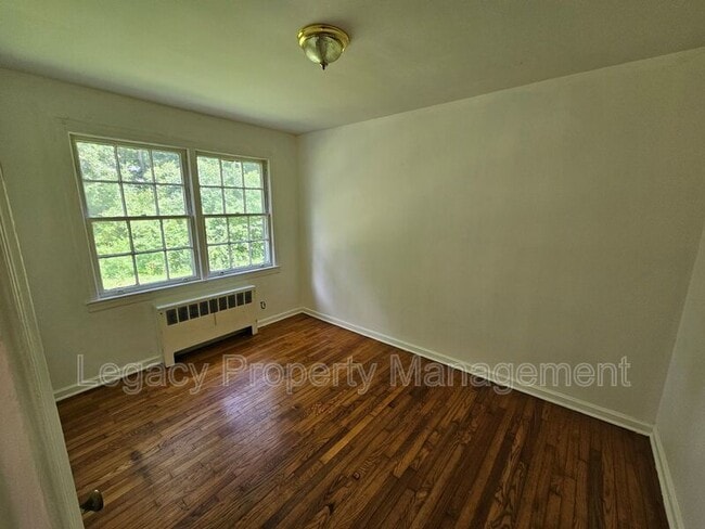 Building Photo - 1400 Roslyn Dr
