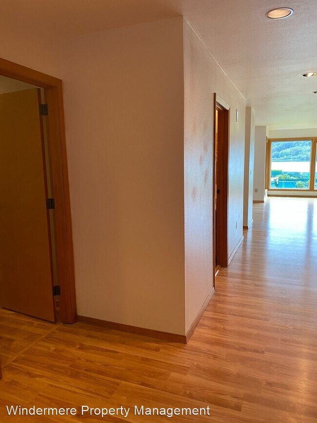Building Photo - 400 Harborview Dr SE