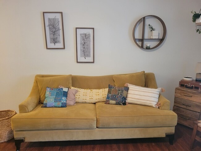 Building Photo - Super cute 2 bedroom 1 bath duplex