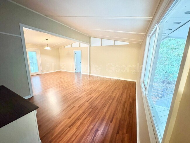 Foto del edificio - 435 Sherwood Rd