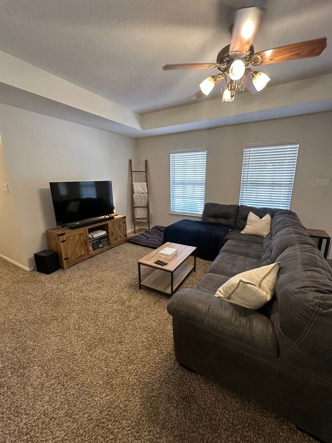 Building Photo - 3 bed 2 bath home!