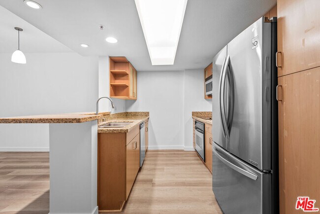 Building Photo - 13700 Marina Pointe Dr
