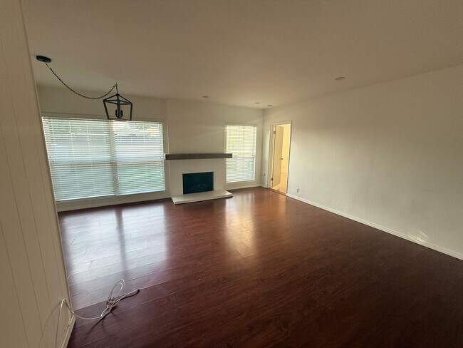 Foto del edificio - Three bedroom home in Long Beach available to rent now!