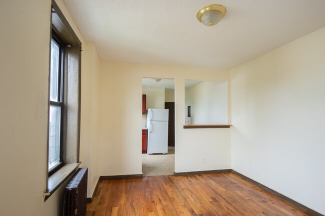 Building Photo - 425 Rose Ave
