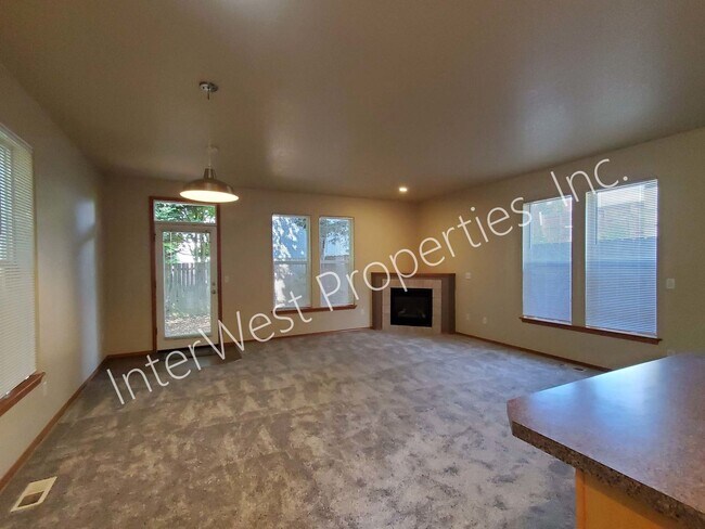 Foto del edificio - *1/2 OFF 1ST MONTH* This 3 bed 2.5 ba Hawt...