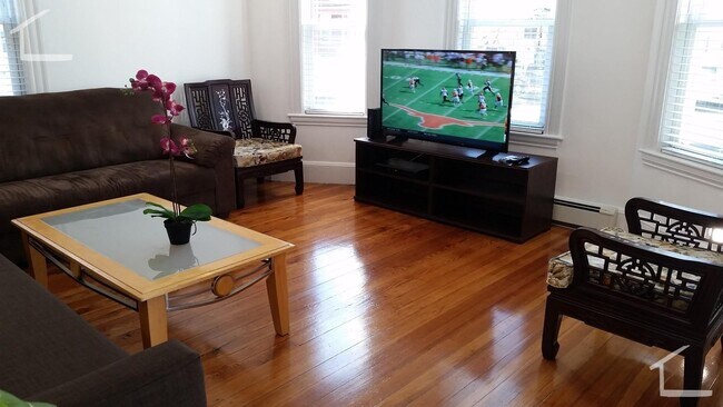 Building Photo - Oak Square 3 bed/2 bath with CENTRAL AIR a...