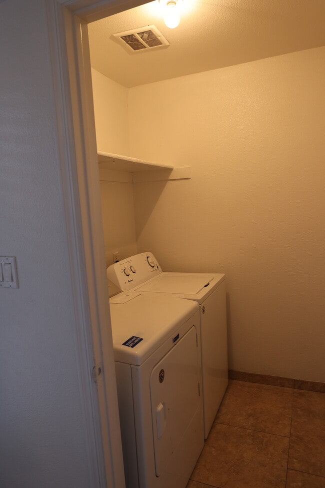 Building Photo - 700 W 14th St